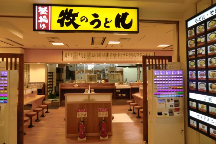 博多駅隣にある博多バスターミナル店。商品提供のスピードが自慢だという（釜揚げ牧のうどん提供）
