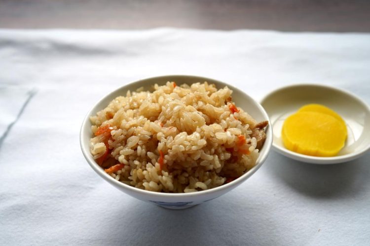 「かしわご飯」（210円）。博多うどん定番のお供（釜揚げ牧のうどん提供）