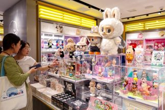 グローバルな人気を獲得している「LABUBU」グッズ（中国・上海。Getty Images）