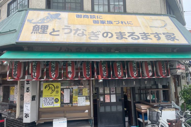 昼飲み激戦区の赤羽でもその存在感は随一（「まるまる家」東京都北区赤羽1-17-7）