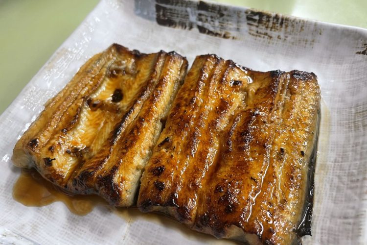 鰻は蒲焼きと白焼きがあり、両方頼む客も多い