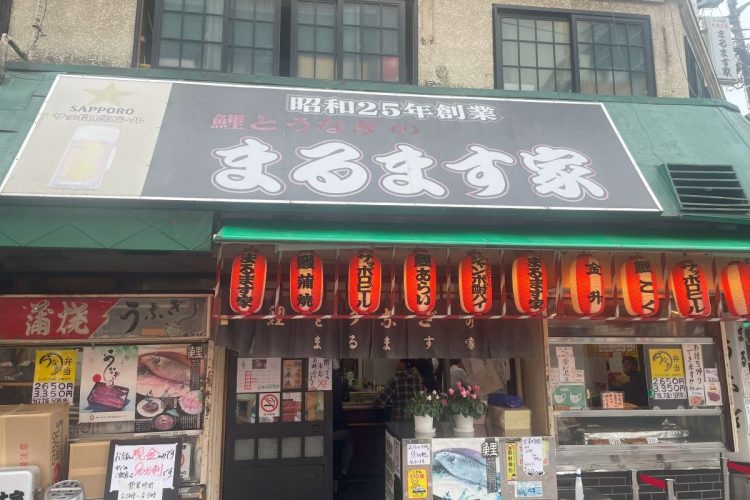 開店を知らせる提灯が点くと20人以上が入店。平日なのに恐るべし