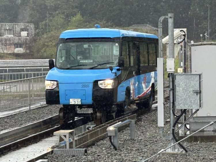 阿波海南駅で鉄道モードからバスモードに切り替える途中のDMV。モードチェンジは乗っているときよりも外で見るほうが面白い