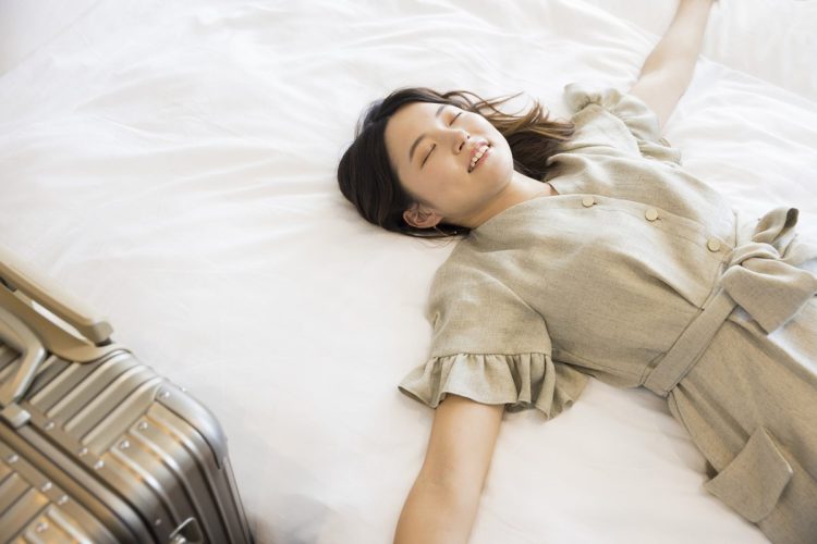 “一晩限り”だからこそ快適に眠りたいのに…(イメージ)