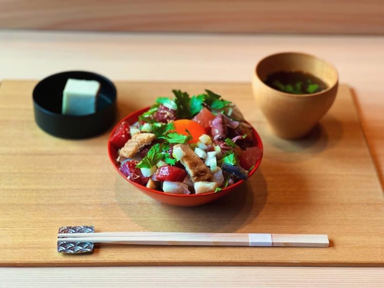 唯一無二の｢変タイ鮨｣を提供する「鮨 すがひさ」の“エスニックちらし寿司”（写真は「鮨 すがひさ」インスタグラムより）