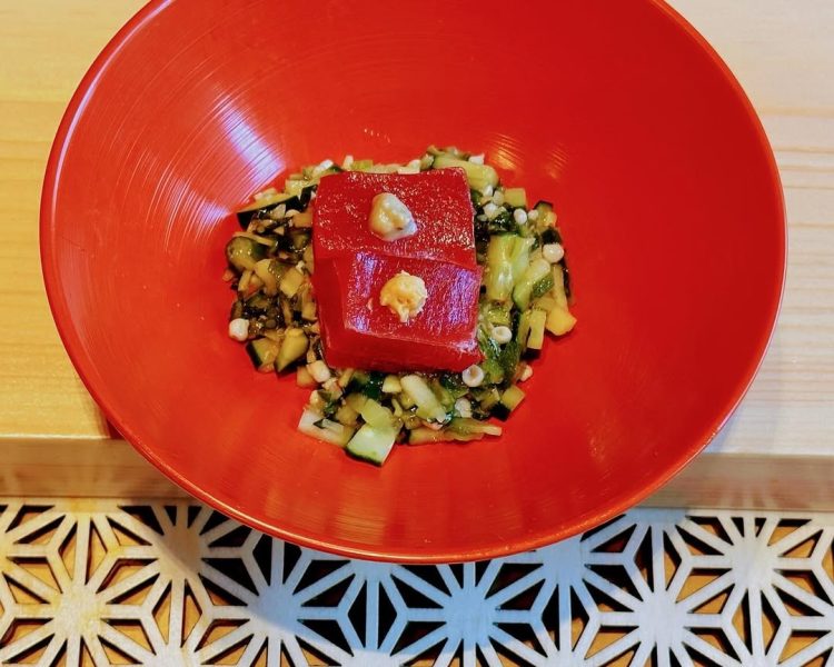 パクチーの茎を使った、エスニック風味な山形のダシと鮪の赤身（写真は「鮨 すがひさ」インスタグラムより）