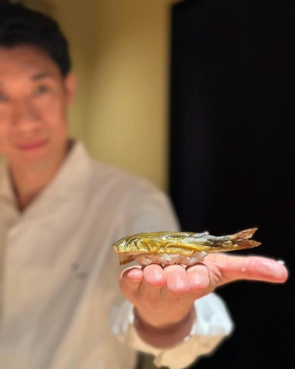 「鮨 一幸」の鮎の握り（写真は「鮨 一幸」インスタグラムより）