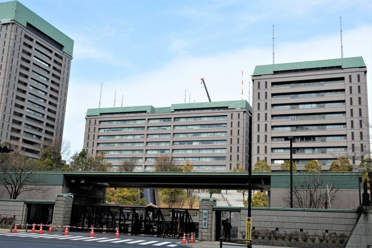 自衛官はほかの公務員に比べて、賞恤金が高額に設定されているという東京・市ヶ谷の防衛省)