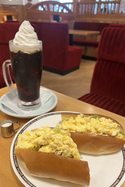 ある店舗での、コーヒージェリーとアイスコーヒーを組み合わせた「ジェリコ元祖」と「手づくりたまごドッグ」