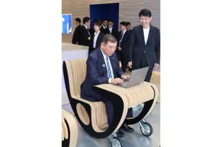 地方創生に取り組んで10年以上経つが…（写真は、群馬県のデジタル教育施設を訪れた石破茂首相／時事通信フォト）