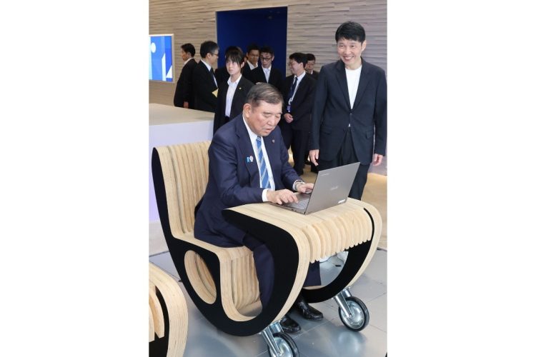 地方創生に取り組んで10年以上経つが…(写真は、群馬県のデジタル教育施設を訪れた石破茂首相/時事通信フォト)
