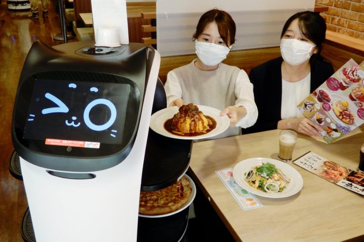 すかいらーくグループに導入されている猫型配膳ロボット「ベラボット（BellaBot）」（写真・時事通信フォト）