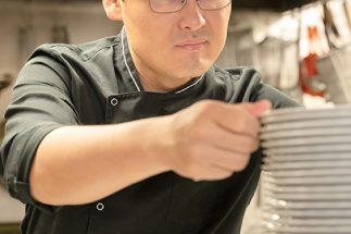 「蓄えはあるのに…」大手紙を早期退職した50代男性がハマった「悠々自適のFIRE生活」の落とし穴、急遽飲食店バイトで「皿洗いの日々」になった顛末