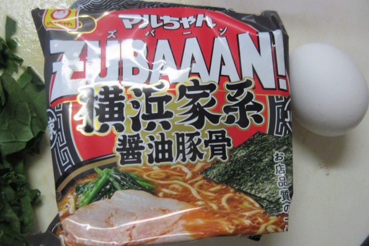 筆者がどハマリ中の「マルちゃんZUBAAAN！横浜家系豚骨醤油」