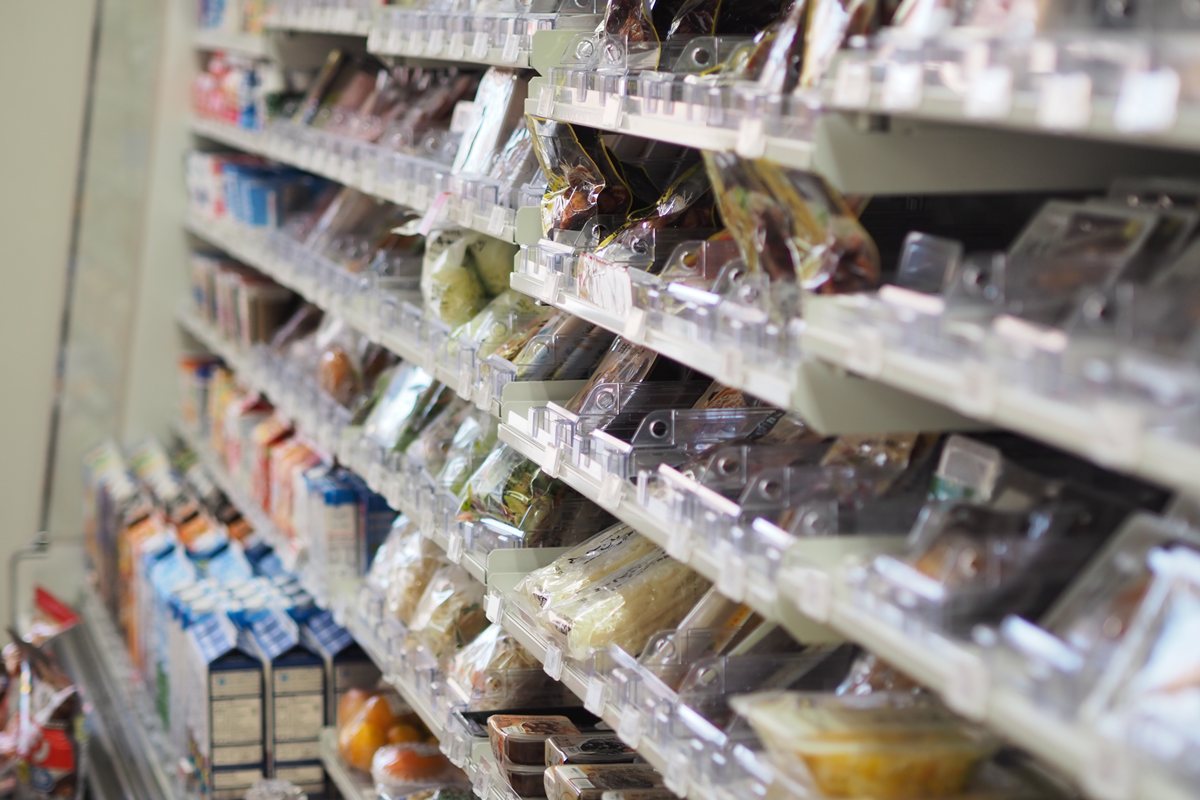 《むしろ高級スーパーがお買い得？》物価高で「コンビニ離れ」するようになった消費者の買い物心理の変化 「どうせお金を払うなら満足度を重視したい」 | マネーポストWEB