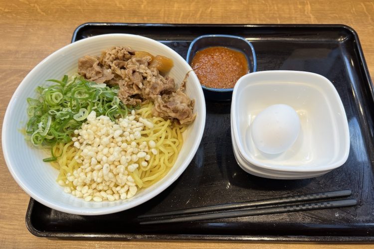 吉野家の『牛玉スタミナまぜそば』。玉子とにんにくマシマシだれは別添えで提供される
