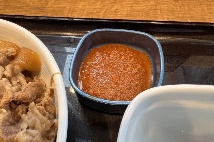 吉野家の『牛玉スタミナまぜそば』のにんにくマシマシだれ