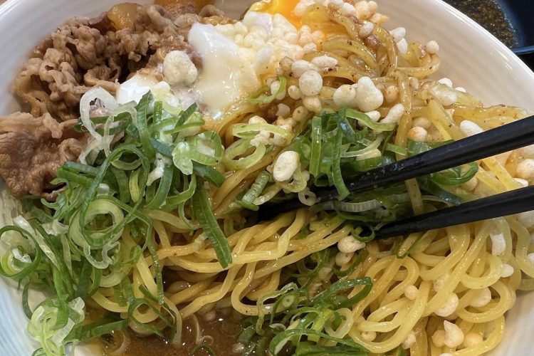 『牛玉スタミナまぜそば』の丼の底には多めの“たれ”が