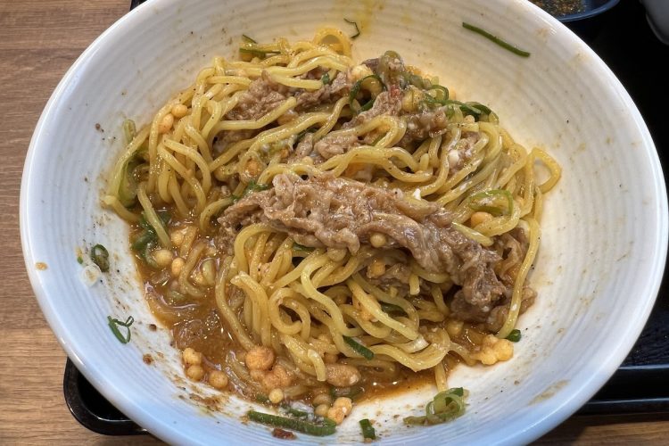 『牛玉スタミナまぜそば』をしっかりかき混ぜる。十分すぎるほどの牛肉の存在感