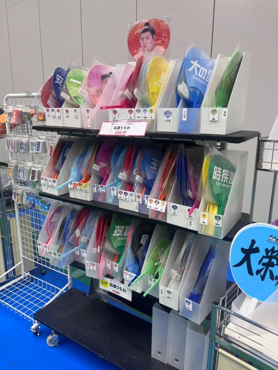 応援うちわも大の里のものは品薄状態に