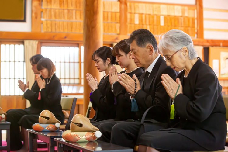 “小さく安く”のお別れでも葬儀社選びは重要（写真：イメージマート）