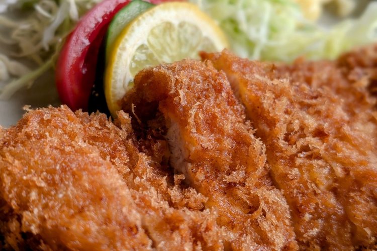 トンカツにはやっぱりソースがほしい（イメージ）