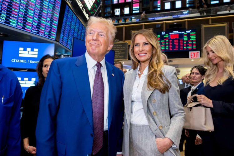 米国市場の先行きをどう読むべきか(昨年12月にニューヨーク証券取引所を訪れたトランプ氏。写真・NYSE /Sipa USA/時事通信フォト)