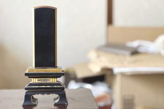 《『月刊終活』編集部が注目する「仏壇」の新潮流》トレンドは“ミニ”、コンパクトにリフォームするサービスも好評　お骨を常に手元に置いておく“手元供養”も