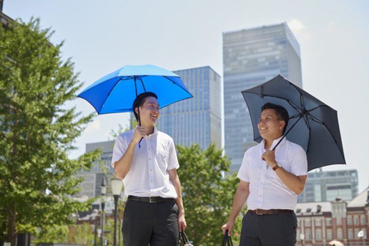清涼感のある青い日傘も(写真:イメージマート)