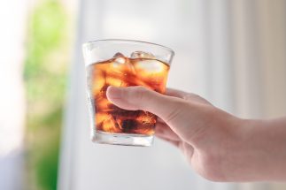 「貧乏くさいと言われるけど…」使い残した氷を再利用する人たち　「テイクアウトしたカフェオレの氷を水で洗って麦茶用に」「スーパーの保冷用の氷を溶かして観葉植物の水やりに」