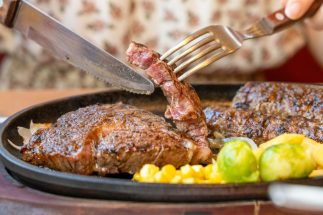 ふだん外食をするときも投資のヒントがあるかもしれない（写真：イメージマート）