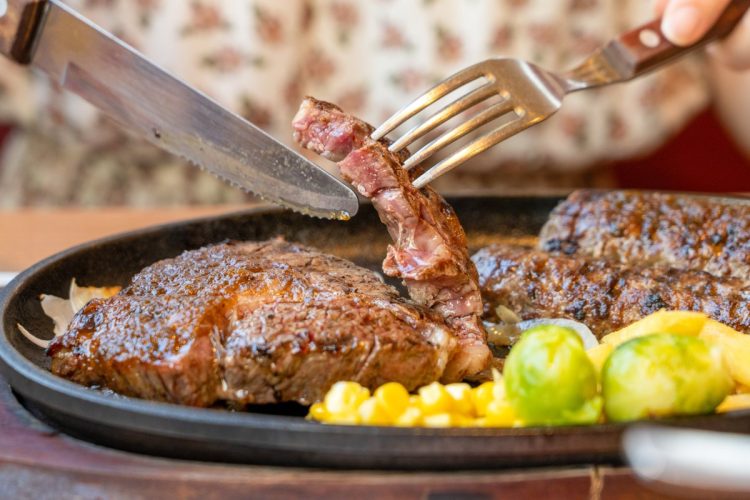 ふだん外食をするときも投資のヒントがあるかもしれない（写真：イメージマート）