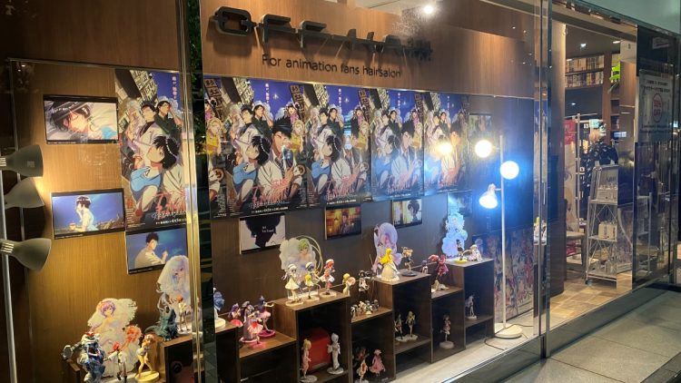 店頭に飾られたポスターやフィギュア、夜はライトアップ