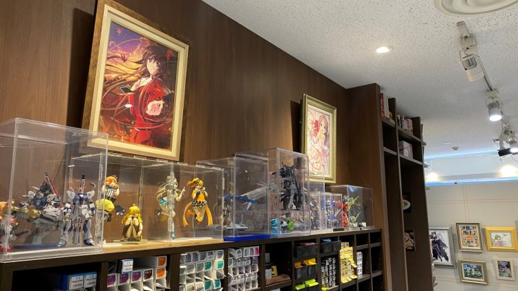 額入りのポスター、プラモ、フィギュアが並ぶ店内