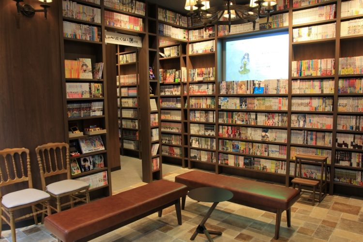 漫画がずらりと並ぶ店内。「話したくない」を行動で示せる「しゃべりたくないGATE」も