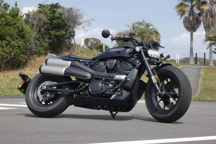 低いシート位置は1Lオーバーのビッグバイクとしては圧倒的といえるほど低く、足着きもいい。都市部をアグレッシブに駆け抜けるカッコ良さがある