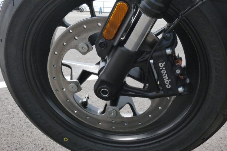 ABS機能も搭載下ブレーキ。フロントホイールリフト抑制機能は加速時にフロントホイールが浮き上がらないようトルクを調整する