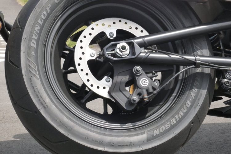 リアホイールリフト抑制機能は急ブレーキ時にリアホイールが浮き上がらないようブレーキ圧をコントロールして、安定した乗り心地を実現