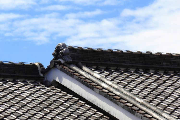 屋根のトラブルは自力で確認しにくいから厄介だ(写真:イメージマート)