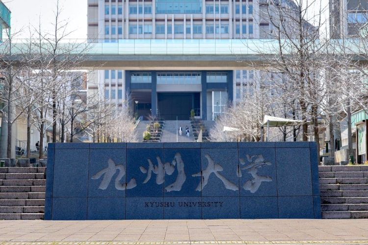 中国・四国、九州エリアの校について、難関国立大9校への「現役進学実績」を検証した（時事通信フォト）
