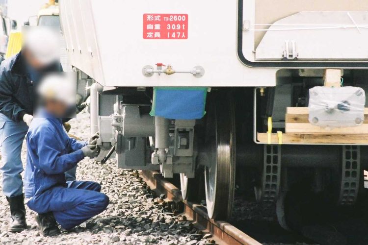 つくばエクスプレスの電車（TX-2000系）の妻面（写真上）。赤い部分に「定員147人」と記されている。筆者撮影