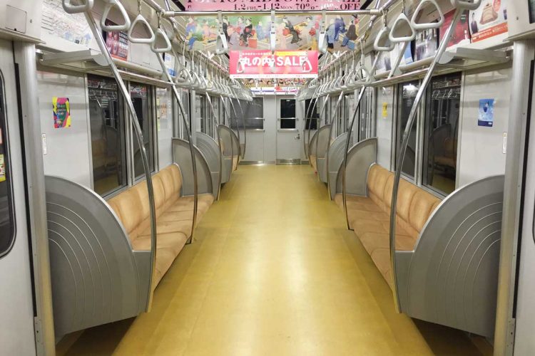 東京メトロ10000系の車内。座席指定車よりも座席数を減らして、人が立つ床面積を増やしている。筆者撮影