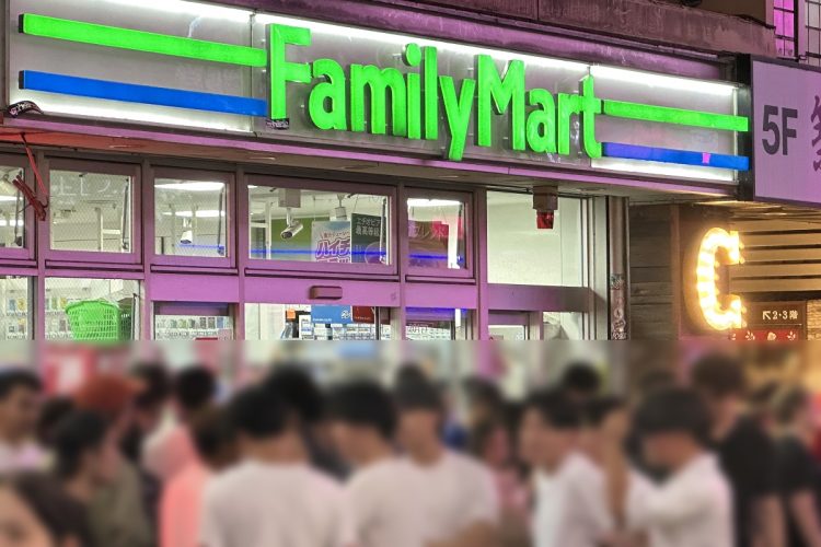 コンビニの前がインバウウンドと覚しき若者らで大渋滞
