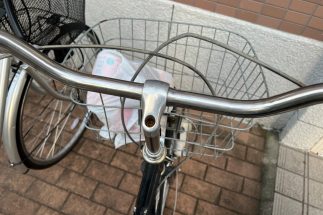 「路上に捨てるよりマシと思われてる？」横行する“自転車のかごへのゴミ捨て”に自転車所有者たちの怒りの声が続々　「ポイ捨て禁止」の貼り紙も効果なく