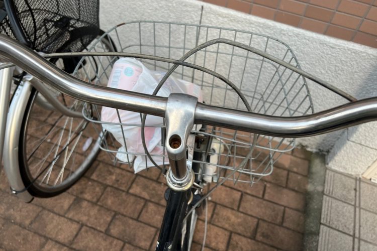 ゴミを捨てられることの多い自転車のかご（イメージ）
