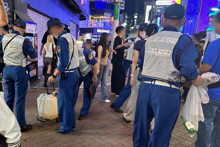 センター街ではパトロール隊も人数を増やし活動を続けているが…