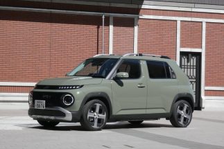 ヒョンデのBEV専用モデル「インスター」の実力検証　「日本の道路事情にピッタリ」のサイズ感と一充電走行距離の長さが魅力、“ポップで可愛い”デザインへの評価は分かれるか