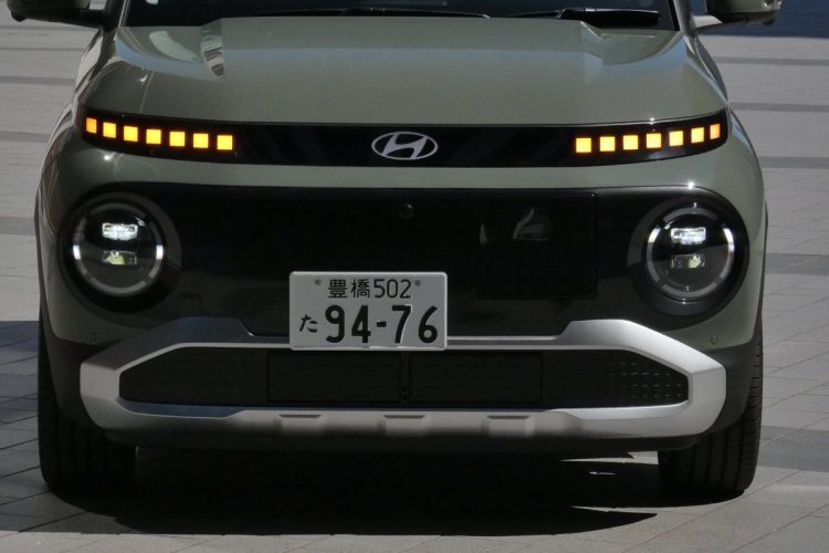 丸型LEDランプヘッドライトの上に四角いピクセルデザインのウインカーランプをレイアウト