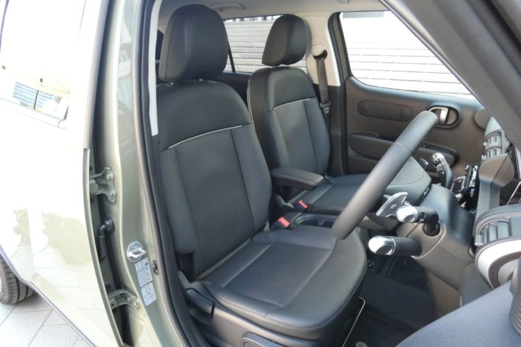 ホールド性の良好なシート。表皮は合皮を使用し、質感も悪くない。試乗車のシートにはヒーター、ベンチレーション機能が装備されている
