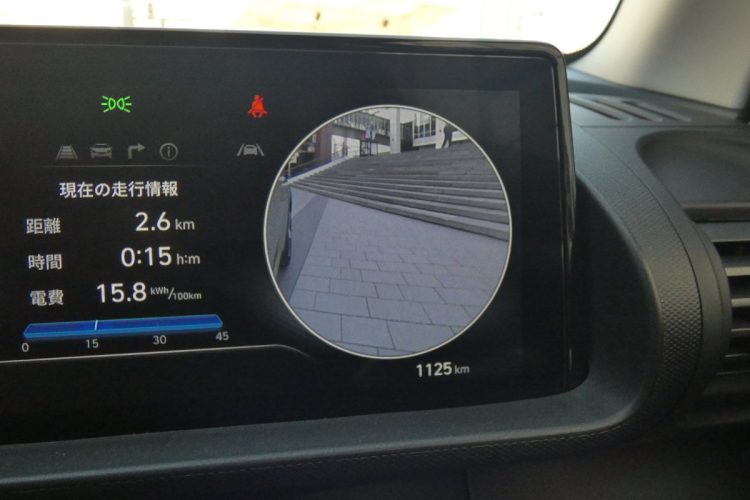 ウインカーに連動する形でメーターパネル内に後方の様子が映し出され、視界を確保